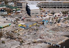 Спасителните екипи издирват оцелелиФедералните власти в САЩ обещаха да предоставят