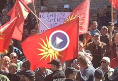 Срещу сградата хвърлят яйца и камъниСтотици скандират българи татари и