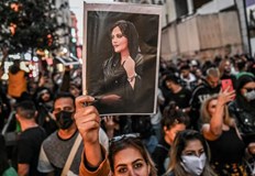Неясната смърт на 22 годишната кюрдка Махса Амини която беше задържана
