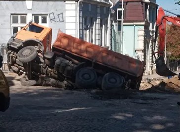 Камион пропадна в изкоп на ВиК в центъра на Русе