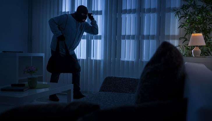 От апартамента липсват множество вещи и мебели От апартамента липсват множество вещи и мебели