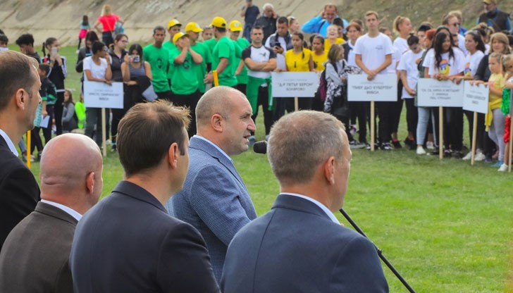 Тази война по пътищата, с пияни и дрогирани шофьори, показва, че цяло едно поколение израсна без система за масов спорт, смята президентът