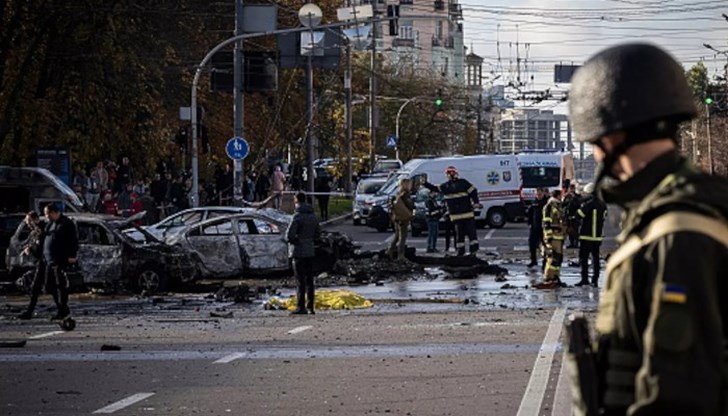 Спасителни служби започнаха работа на част от поразените от ракети места в Киев