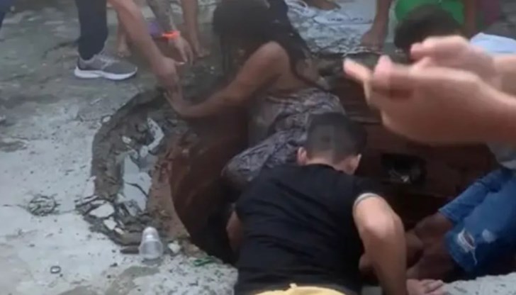 По време на танца асфалтът започнал да се напуква под краката им По време на танца асфалтът започнал да се напуква под краката им