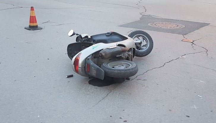 Мотопедистът е настанен в болницата, без опасност за живота