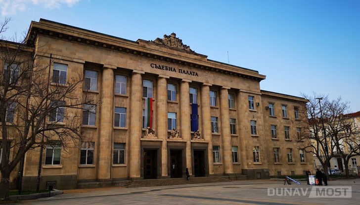 Апашите пробили отвор на външна стена на трезора и през него измъкнали 150 000 лева, 7000 британски паунда и 12 000 щатски долара Апашите пробили отвор на външна стена на трезора и през него измъкнали 150 000 лева, 7000 британски паунда и 12 000 щатски долара