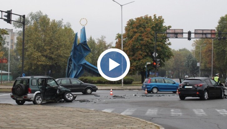 Блъскат се джип и лек автомобил на кръстовище до университета