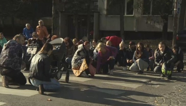 Момичето беше пометено на столичен булевард от товарен камион Момичето беше пометено на столичен булевард от товарен камион