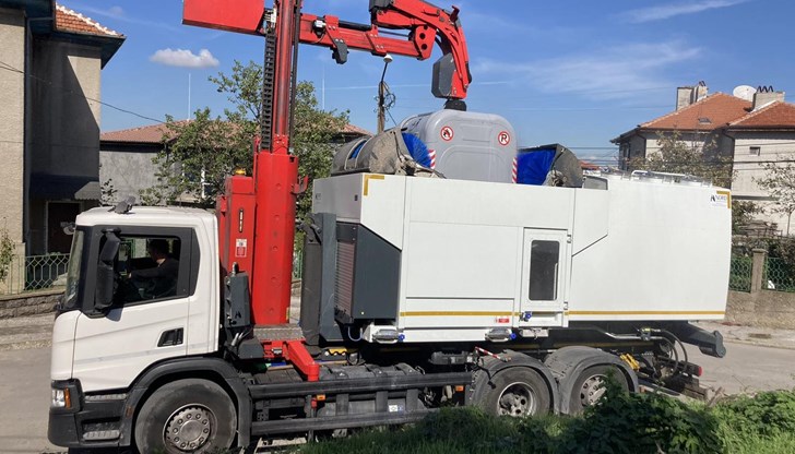 По време на дезинфекцията се извършва паралелно и почистване на площадките, върху които са поставени съдовете за битови отпадъци По време на дезинфекцията се извършва паралелно и почистване на площадките, върху които са поставени съдовете за битови отпадъци