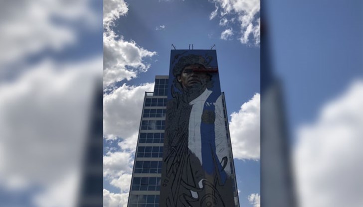 Портретът е с височина 40 метра и широчина 12 метра Портретът е с височина 40 метра и широчина 12 метра