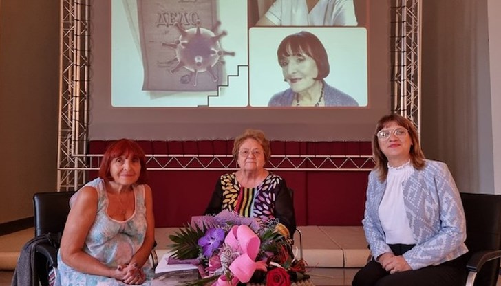 Професорката разказа в Русе как е внесла в страната пластмасови съдчета с вируса на СПИН Професорката разказа в Русе как е внесла в страната пластмасови съдчета с вируса на СПИН