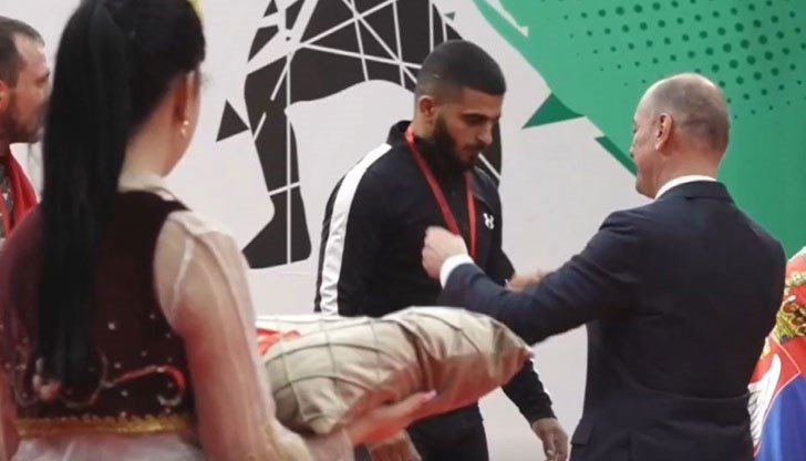 Русенският щангист успя да запише два успешни опита в движението на 139 и на 146 кг.