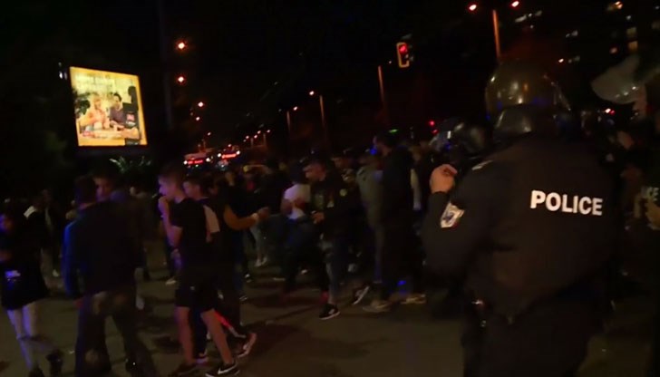 Полиция изблъска протестиращите от булевардите