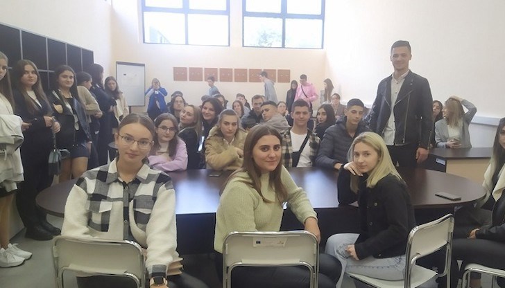 Младежите са от молдовски училища, в които българският език се изучава като роден