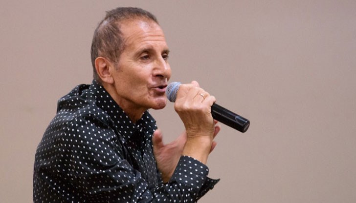 Популярен БГ влогър упражни върху естрадния ветеран т.нар. пранк Популярен БГ влогър упражни върху естрадния ветеран т.нар. пранк