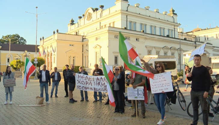 Демонстрацията е и срещу режима в Иран и ограничаването на правата на жените