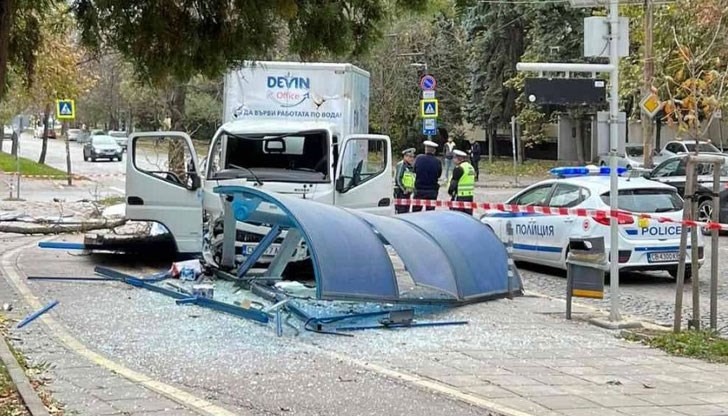 19-годишна жена е загинала на автобусна спирка в столицата, премазана от камион - въпреки колчетата