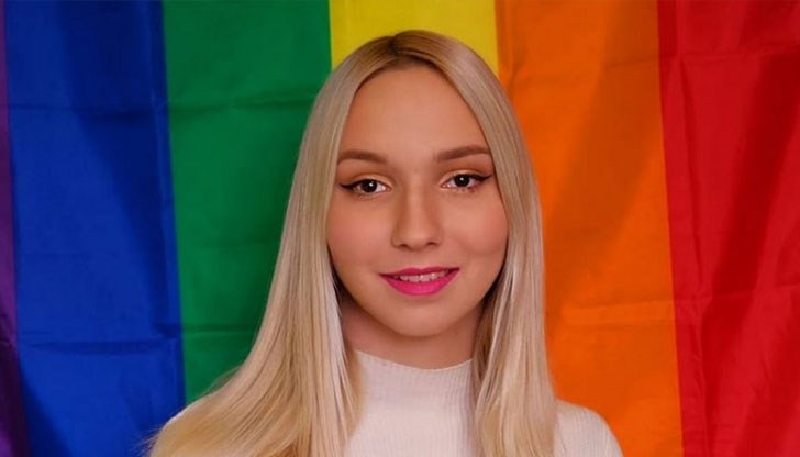 Мъжът е посегнал да я удари, но на помощ се притекли двама униформени, разказа самата тя в Instagram Мъжът е посегнал да я удари, но на помощ се притекли двама униформени, разказа самата тя в Instagram