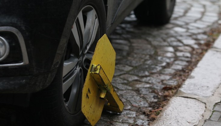 Делото е образувано по жалба на адв. А. Желязков, който оспори текстове от Наредбата, свързани с налагането на глоби до 50 лева от длъжностни лица