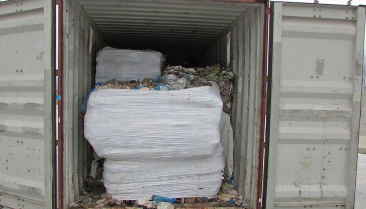 На транспортните средства не е било разрешено да влязат в Румъния и отпадъците са били върнати на изпращащите дружества