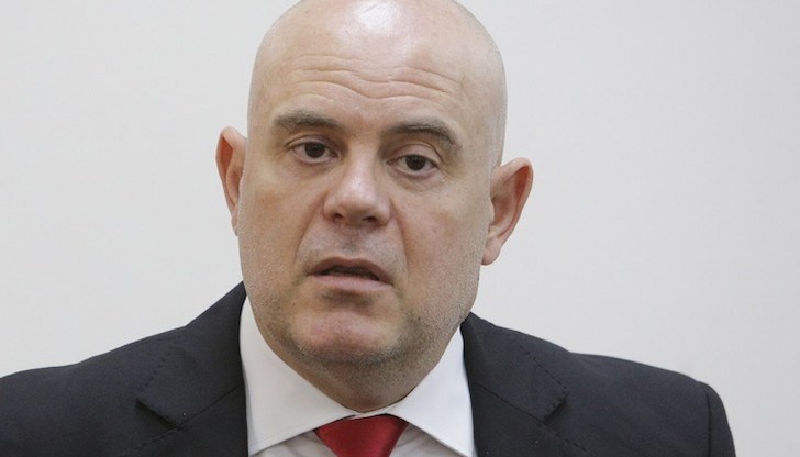 "Времето ни изтича като пясъчен часовник и утре ще е късно", заяви главният прокурор