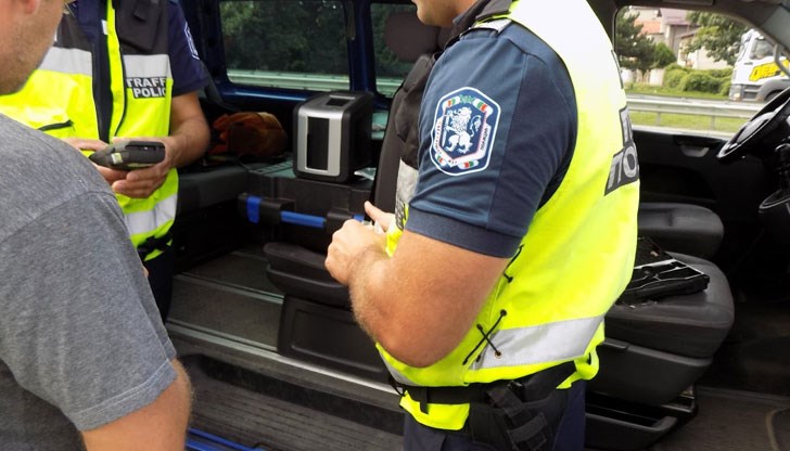 38-годишният мъж се опитал да заблуди полицаите с пластика - чуждестранен образец 38-годишният мъж се опитал да заблуди полицаите с пластика - чуждестранен образец