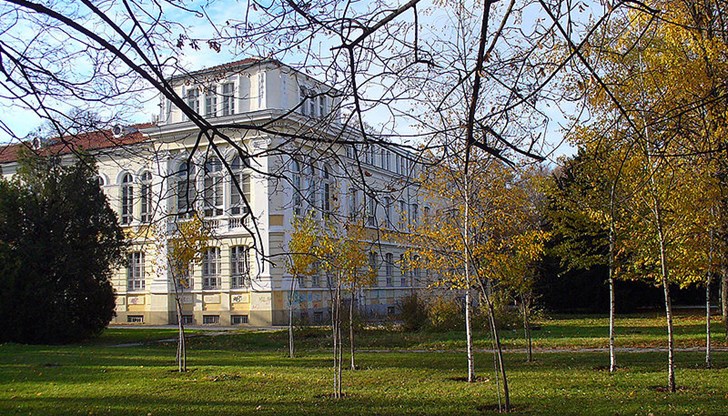 Люба Йоцова е възпитаничка на френския колеж "Нотр Дам", днешната Английска гимназия "Гео Милев" в Русе