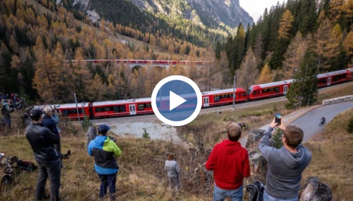 Ентусиасти се наредиха в долината, за да гледат как композицията се вие около 25 километра през Алпите