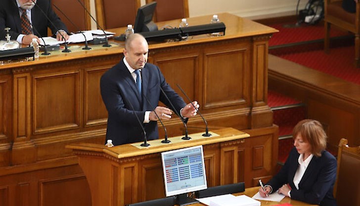 Този парламент трябва да вземе решение дали България ще загуби въздушния си суверенитет, добави Радев