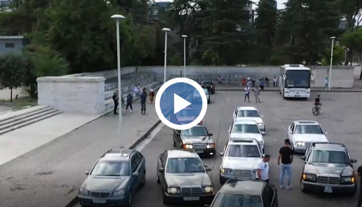 Според легендите историята започва през 90-те