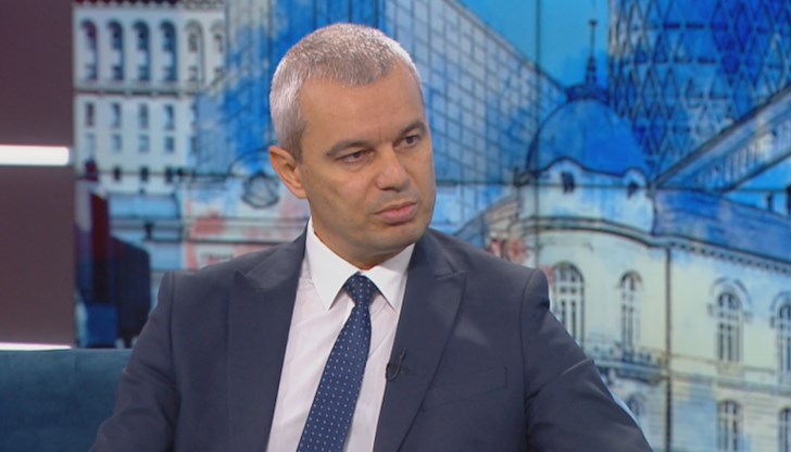 Той акцентира, че важните теми за българите в момента са цените на ток, газ, храни, както и дали България ще се намеси във войната в Украйна