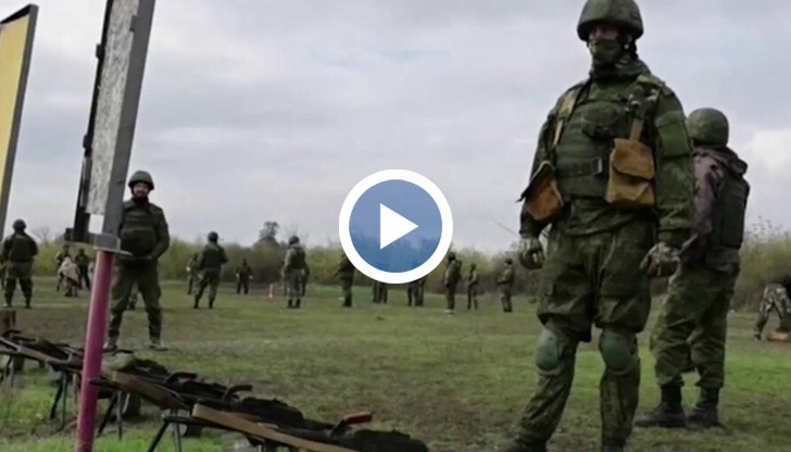 Неизвестни са открили огън по строените в редица мъже