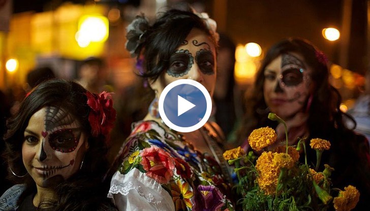 Празнуващи се събраха на един от главните булеварди на Мексико Сити, за да видят как хиляди скелети маршируват в „Парадът на Катрина“.