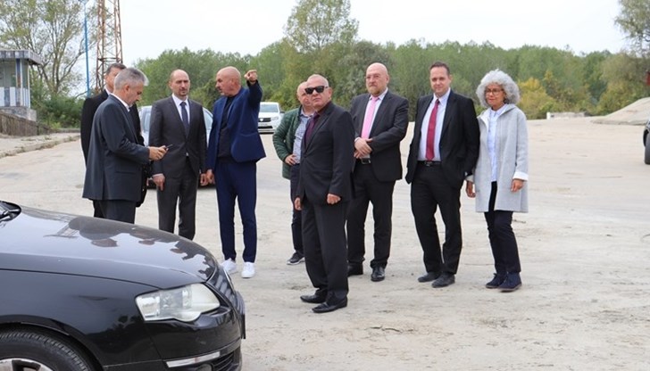 Областният управител Анатоли Станев отбеляза, че вече няколко пъти има забавяне в сроковете, касаещи възобновяването на фериботната линия