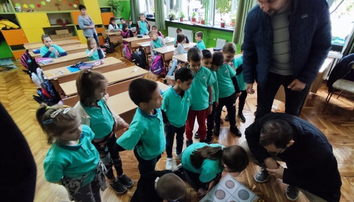 Истински фурор сред учениците предизвика роботчето "Марти"