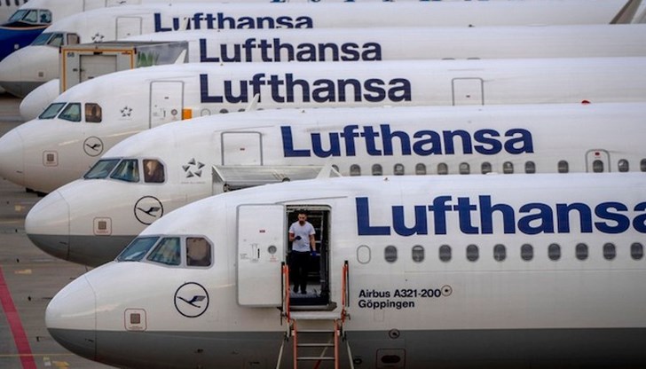 Тялото е било открито от работници, след като пътниците вече са били напуснали самолета