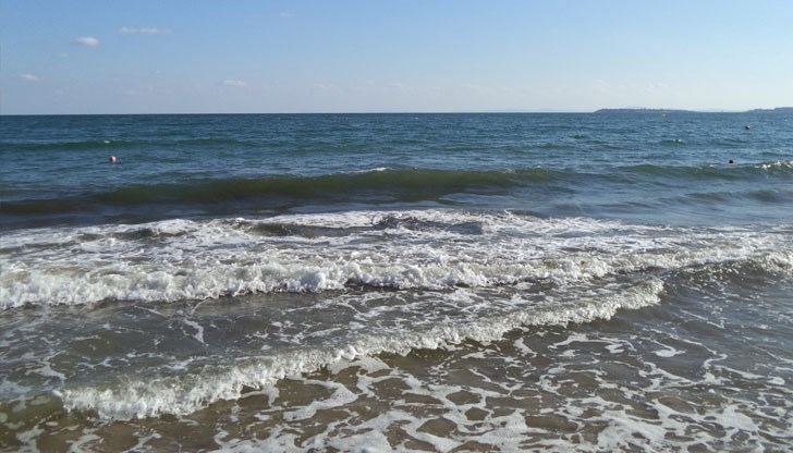 С риск за собствения си живот 19-годишните младежи са се хвърлили в тъмното и бурно море късно снощи