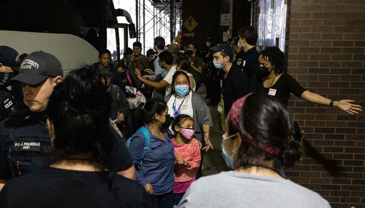 Хиляди латиноамерикански мигранти се изсипват в мегаполиса да търсят убежище