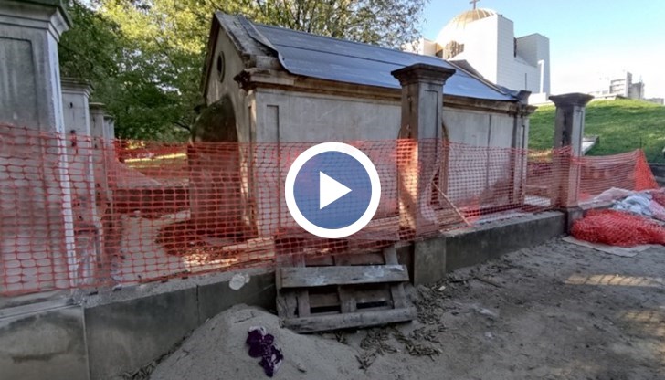 Към приключване са и дейностите по измазване на вътрешността на гробницата