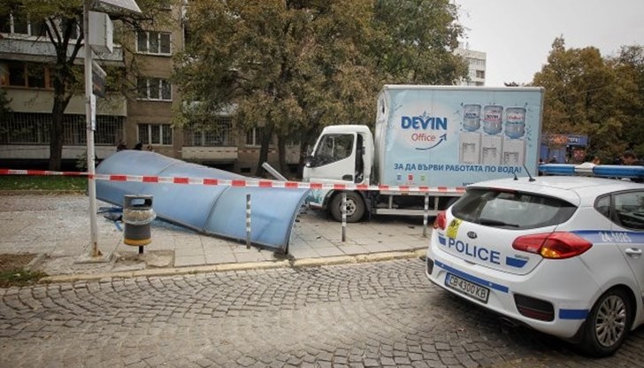 19-годишно момиче загина на спирка, блъснато от товарен автомобил 19-годишно момиче загина на спирка, блъснато от товарен автомобил