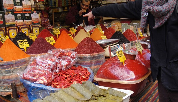 Всяка сряда, с автобуси или с лични автомобили хиляди нашенци се изсипват в града