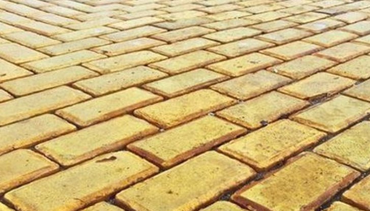 Оказа се, че одобрената технология за редене на настилката само с пясък е неуспешна и паветата се разместиха седмица след ремонта