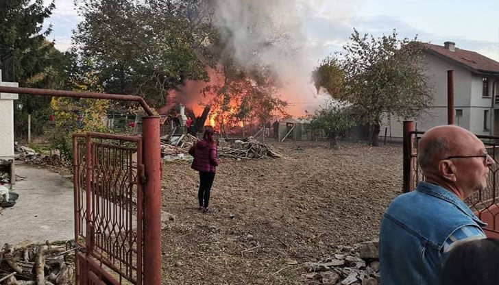Запалили са се бараки, но в близост до огъня има и къщи