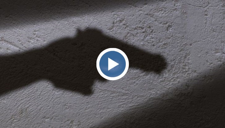 Във вилна зона в града мъж с психични отклонения не пуска юрист, в чиято къща пребивавал