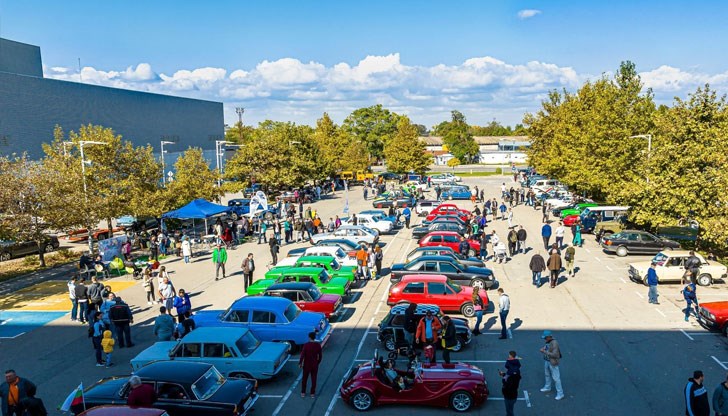Близо 100 ретро автомобила и мотоциклета превзеха паркинга на Mall Rousse