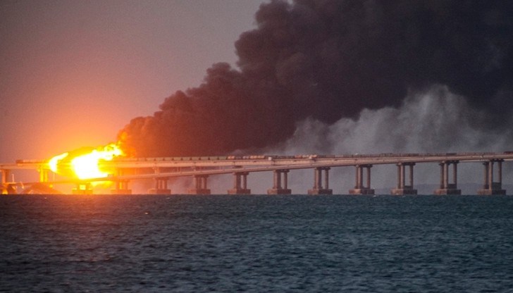 Пламъци и дим се издигат от кримския мост на 8 октомври