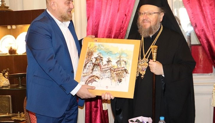 Митрополит Наум получи от областния управител Анатоли Станев специално изработена картина