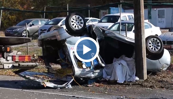 Автомобилът се преобърнал и се ударил в стълб