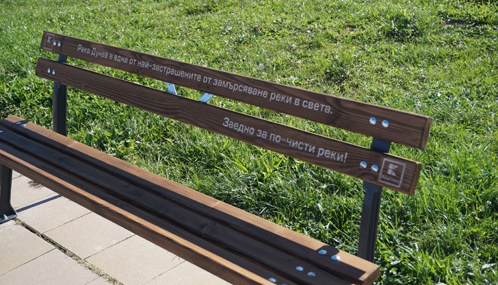 Дарените пейки са разположени на крайбрежната алея на кея в Русе
