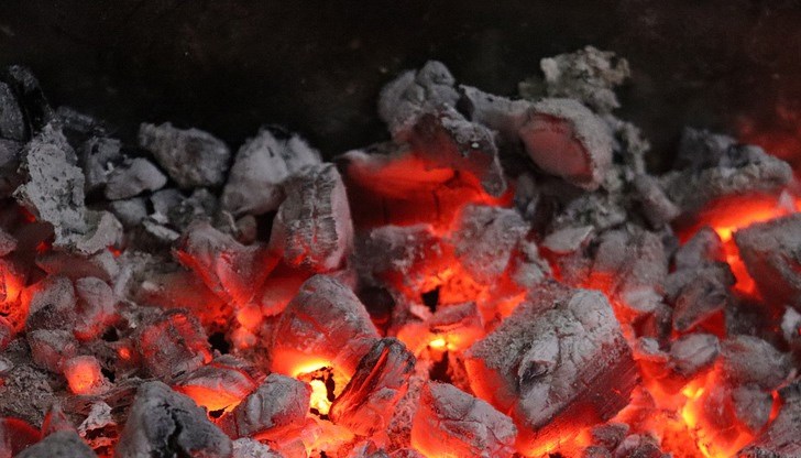 Пожарникари са ликвидирали горенето и са охладили въглищата